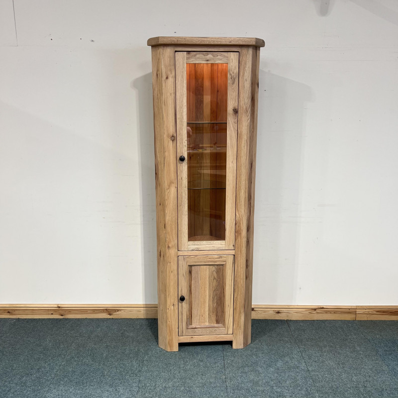 Medium sized, solid oak, 2 door corner unit with light. (CU129) The