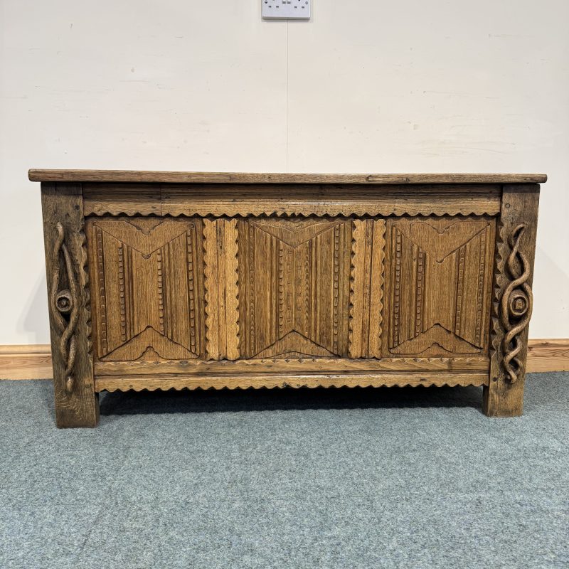 Medium Sized, Solid Oak, Carved Antique Box. (BB123) - Image 4