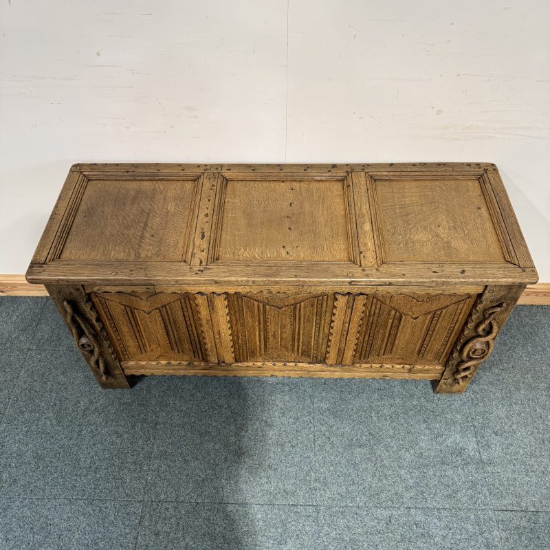 Medium Sized, Solid Oak, Carved Antique Box. (BB123) - Image 5