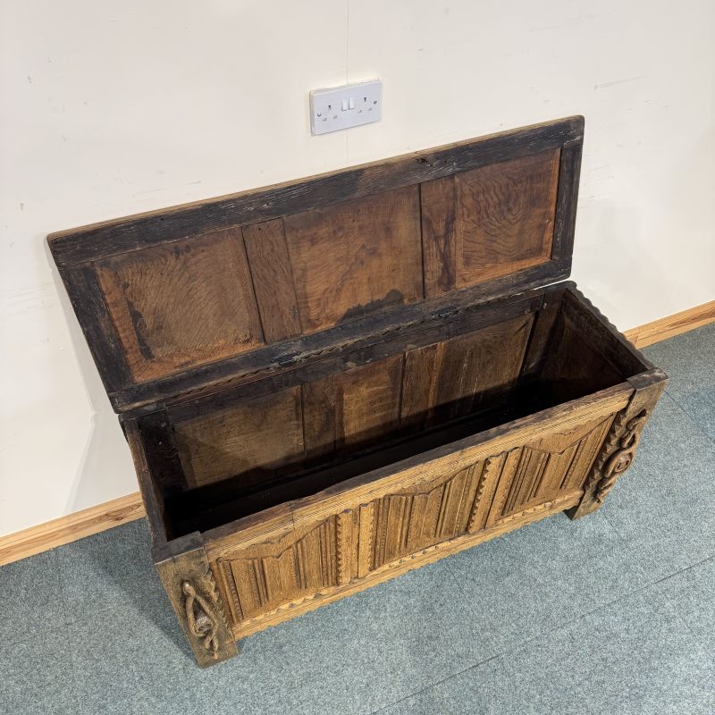 Medium Sized, Solid Oak, Carved Antique Box. (BB123) - Image 3