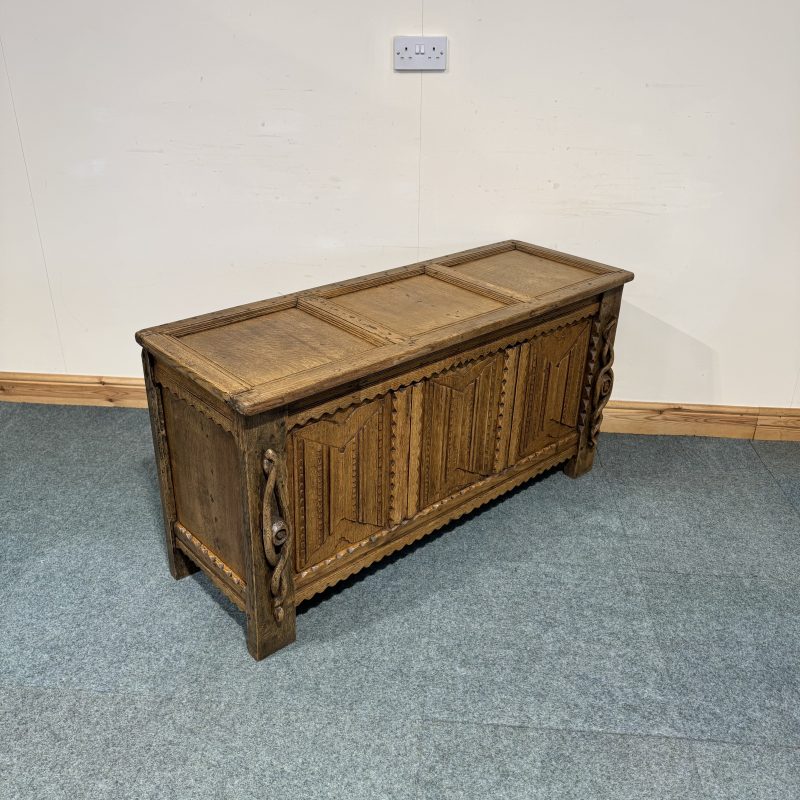 Medium Sized, Solid Oak, Carved Antique Box. (BB123) - Image 2