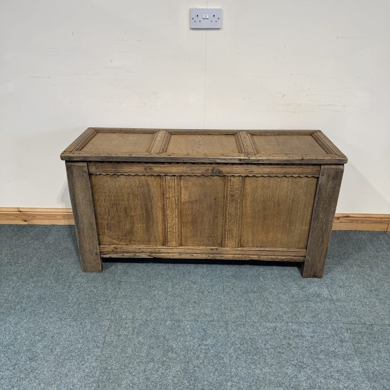 Medium Sized, Solid Oak, Carved Antique Box. (BB123) - Image 6