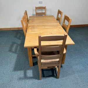 (TC314) Large, Solid Oak, 1 Leaf Extending Table and 6 Chairs.