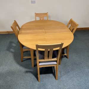 (TC338) Medium Sized, Solid Oak, Round, Extending Table and 4 Chairs.