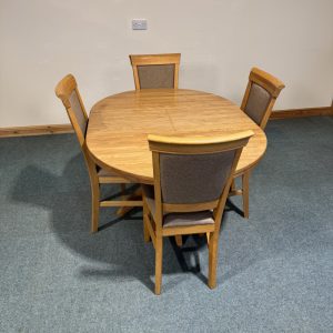 (TC339) Medium Sized, Solid Oak, Pedestal Extending Table and 4 Chairs.