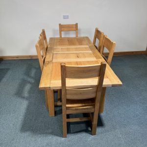 (TC341) Medium Sized, Oak, 2 Leaf Extending Table and 6 Chairs.