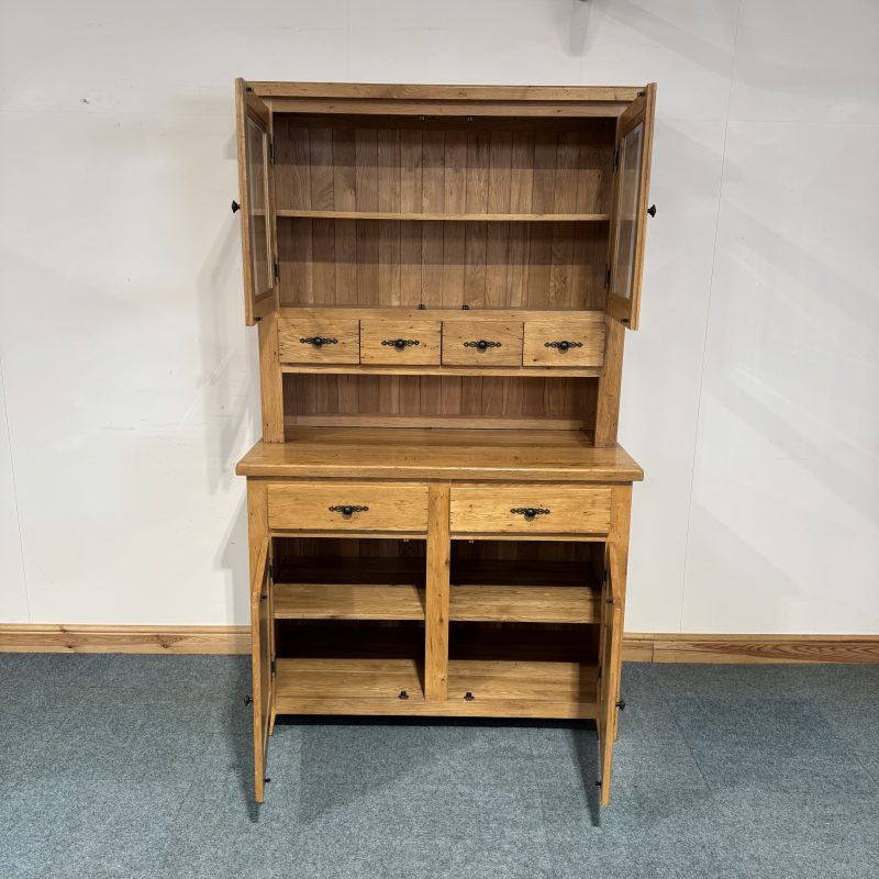 Medium Sized, Distressed Solid Oak Dresser. (D159) - Image 3