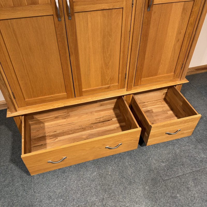 (W217) Restored Solid Oak Triple Wardrobe - Extra Large - Image 5