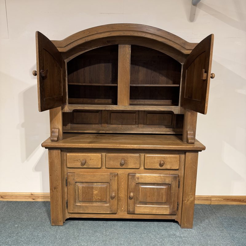 Large, Rustic Oak Dresser. (D171) - Image 4