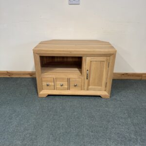 Medium Sized, Oak, Corner TV Unit. (TV277)